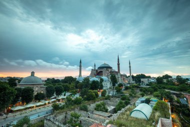 İstanbul, Sultan Ahmed Parkı 'ndaki Ayasofya Müzesi bulutlu bir yaz gününde.