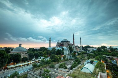 İstanbul, Sultan Ahmed Parkı 'ndaki Ayasofya Müzesi bulutlu bir yaz gününde.