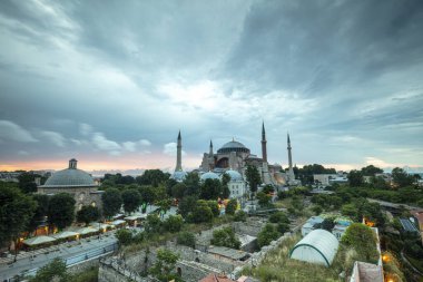 İstanbul, Sultan Ahmed Parkı 'ndaki Ayasofya Müzesi bulutlu bir yaz gününde.