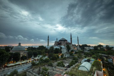 İstanbul, Sultan Ahmed Parkı 'ndaki Ayasofya Müzesi bulutlu bir yaz gününde.