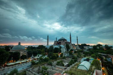 İstanbul, Sultan Ahmed Parkı 'ndaki Ayasofya Müzesi bulutlu bir yaz gününde.