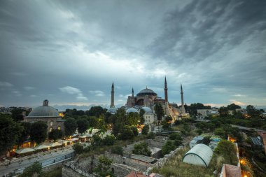İstanbul, Sultan Ahmed Parkı 'ndaki Ayasofya Müzesi bulutlu bir yaz gününde.