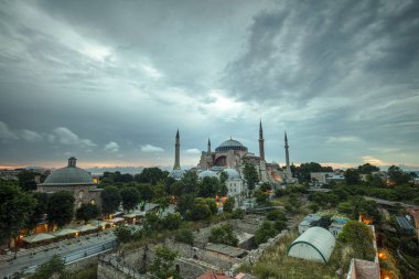 İstanbul, Sultan Ahmed Parkı 'ndaki Ayasofya Müzesi bulutlu bir yaz gününde.