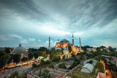İstanbul, Sultan Ahmed Parkı 'ndaki Ayasofya Müzesi bulutlu bir yaz gününde.
