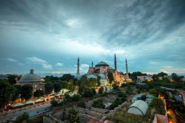 İstanbul, Sultan Ahmed Parkı 'ndaki Ayasofya Müzesi bulutlu bir yaz gününde.