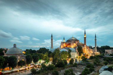 İstanbul, Sultan Ahmed Parkı 'ndaki Ayasofya Müzesi bulutlu bir yaz gününde.