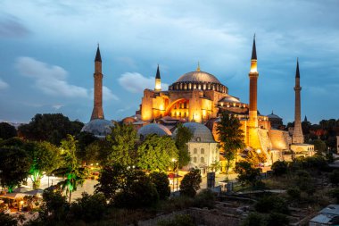 İstanbul, Sultan Ahmed Parkı 'ndaki Ayasofya Müzesi bulutlu bir yaz gününde.