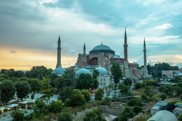 İstanbul, Sultan Ahmed Parkı 'ndaki Ayasofya Müzesi bulutlu bir yaz gününde.