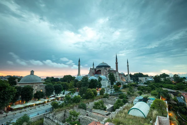 İstanbul, Sultan Ahmed Parkı 'ndaki Ayasofya Müzesi bulutlu bir yaz gününde.