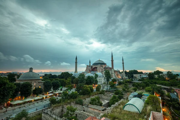 İstanbul, Sultan Ahmed Parkı 'ndaki Ayasofya Müzesi bulutlu bir yaz gününde.