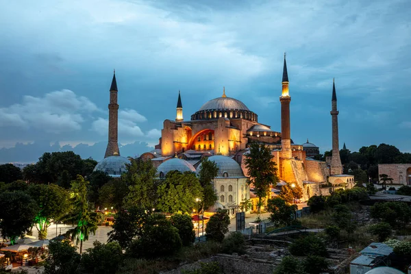 在多云的夏日 土耳其伊斯坦布尔苏丹艾哈迈德公园的Hagia Sophia博物馆 — 图库照片