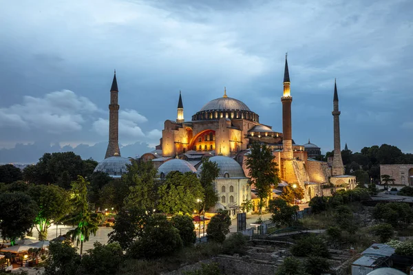 İstanbul, Sultan Ahmed Parkı 'ndaki Ayasofya Müzesi bulutlu bir yaz gününde.