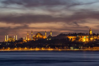 İstanbul Boğazı 'nın tarihi Mavi Cami, Ayasofya Müzesi ve Topkapı Sarayı' nın günbatımı da dahil olmak üzere manzarası.