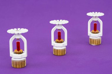 Arka planda yangın fıskiyesi olan yangın fıskiyesini kapatın. Yangın fıskiyeleri, yaşam ve yangın güvenliği için tasarlanmış birleşik su borularının bir parçasıdır..