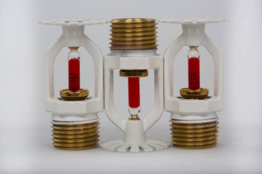 Arka planda yangın fıskiyesi olan yangın fıskiyesini kapatın. Yangın fıskiyeleri, yaşam ve yangın güvenliği için tasarlanmış birleşik su borularının bir parçasıdır..