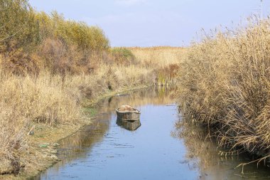 İklim değişikliği ve kuraklık kavramı. Afyon 'un Cay ve Bolvadin ilçeleri arasında yer alan Eber Gölü' ndeki balıkçı tekneleri Türkiye 'nin 12. büyük gölüdür..