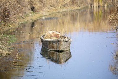 İklim değişikliği ve kuraklık kavramı. Afyon 'un Cay ve Bolvadin ilçeleri arasında yer alan Eber Gölü' ndeki balıkçı tekneleri Türkiye 'nin 12. büyük gölüdür..