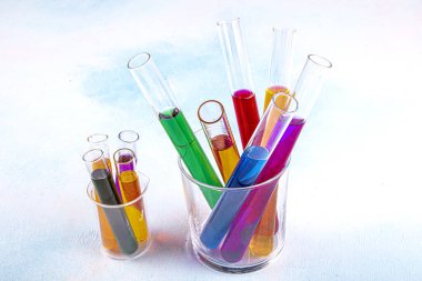 Gökkuşağı renkli solüsyonlar içeren bir rafta test tüpleri. Laboratuvar Ekipmanı.