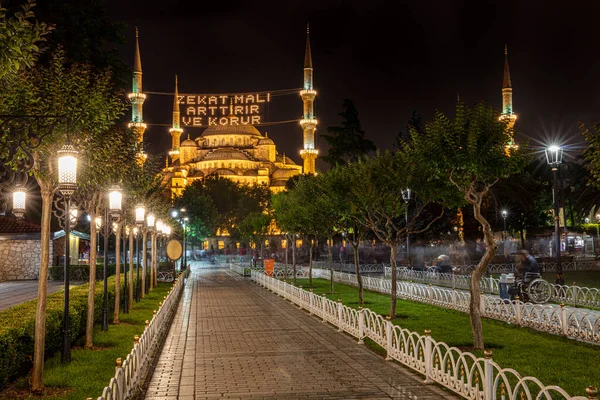 Zakat Aumenta Protege Riqueza Lettering Pendurado Mahya Mesquita Azul Istambul — Fotografia de Stock