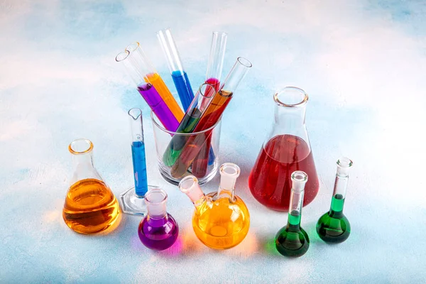 Διάφορα Εργαστηριακά Γυάλινα Σκεύη Χρωματικό Υγρό Χημικά Γυάλινα Σκεύη Χρωματιστά — Φωτογραφία Αρχείου
