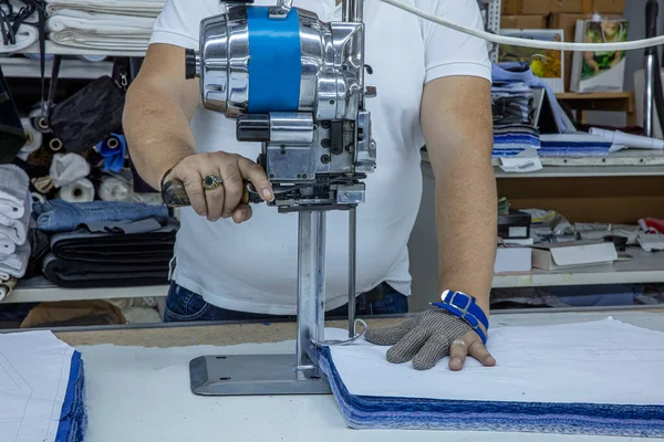 Trabajador Usando Cortador Una Máquina Grande Para Cortar Telas Una —  Fotos de Stock