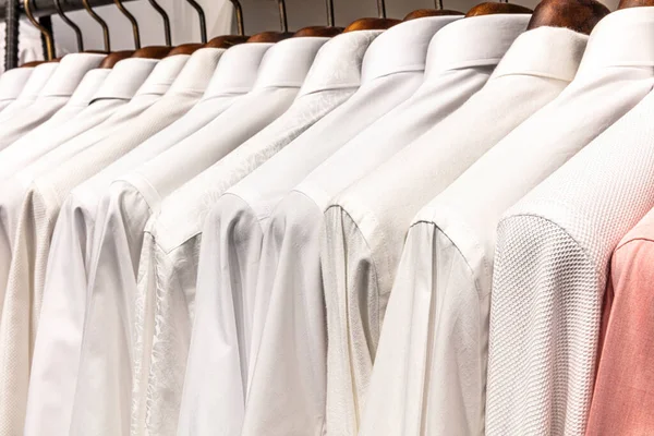 Üzerinde Erkek Gömleği Olan Bir Sürü Askı Alışveriş Merkezindeki Giyim — Stok fotoğraf