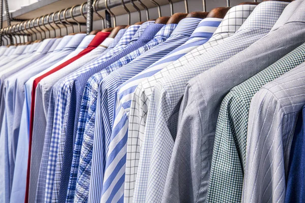 Cabide Roupas Preenchido Com Camisas Tecido Coloridas Loja Camisas Masculinas — Fotografia de Stock