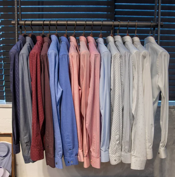 Bando Cabides Com Camisas Homem Loja Roupas Shopping Homens Camisa — Fotografia de Stock