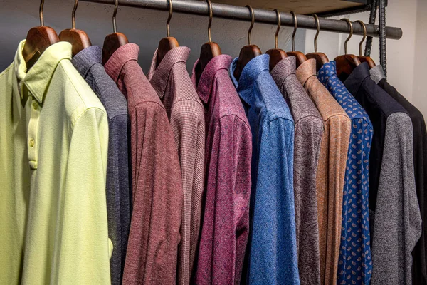 Cabide Roupas Preenchido Com Camisas Tecido Coloridas Loja Camisas Masculinas — Fotografia de Stock