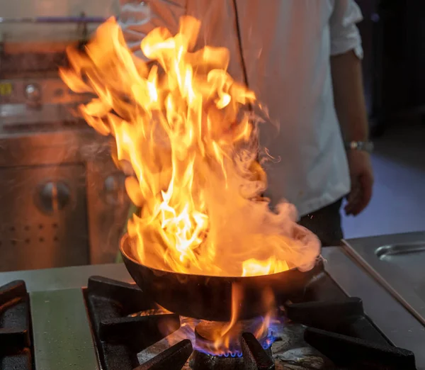 Chef Cozinhar Com Fogo Frigideira Chef Profissional Uma Cozinha Comercial — Fotografia de Stock