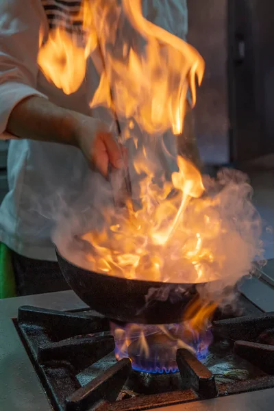 Chef Cozinhar Com Fogo Frigideira Chef Profissional Uma Cozinha Comercial — Fotografia de Stock