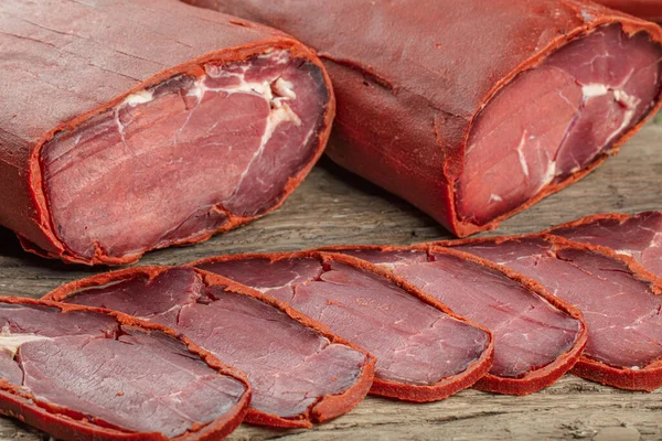 Turecki Bekon Pastrami Wołowina Pastrami Plasterkach Pastirma Lub Tureckie Pastrami — Zdjęcie stockowe