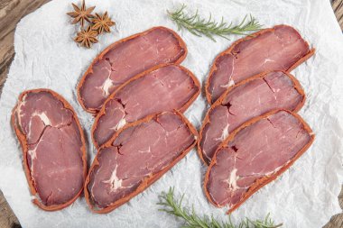 Geleneksel Türk Dilimlenmiş, Kurumuş Et, Pastirma, Tahta üzerinde Türk pastırması. 