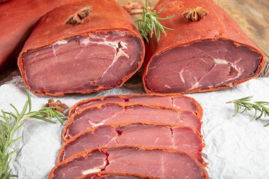 Geleneksel Türk Dilimlenmiş, Kurumuş Et, Pastirma, Tahta üzerinde Türk pastırması. 