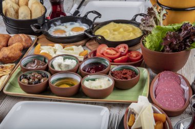 Geleneksel Türk kahvaltı tabağı gri ahşap masa, üst manzara. Parlak sabahlarda sağlıklı Türk kahvaltısı; metin için boşluk kopyala.