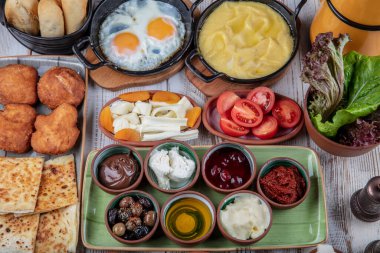 Geleneksel Türk kahvaltı tabağı gri ahşap masa, üst manzara. Parlak sabahlarda sağlıklı Türk kahvaltısı; metin için boşluk kopyala.