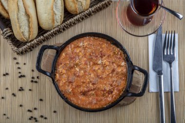 Menemen Türk kahvaltı yumurtası, domates ve biber tavada konsept arka planda.