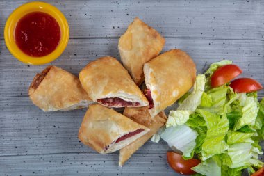 Sebzeli kızarmış tavuk ve beyaz tabakta peynir.