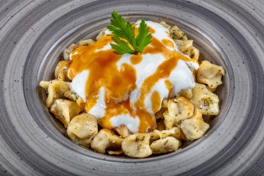 Gri kasede ekşi kremalı lezzetli börekler.