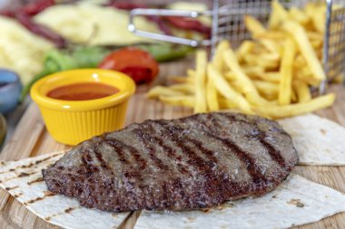 Lezzetli ızgara biftek, patates kızartması ve salata