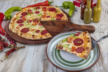 Salamlı, peynirli ve sebzeli pizza