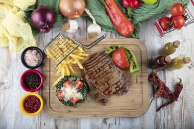 Biber soslu biftek ve ahşap zemin üzerinde ızgara sebze..