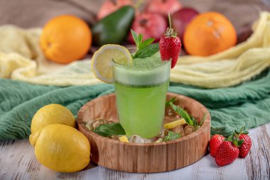 Kivili limonata, yeşil fesleğen, greyfurt şurubu ve buz, seçici odak.