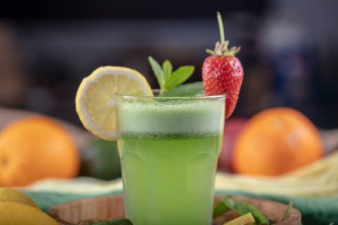 Kivili limonata, yeşil fesleğen, greyfurt şurubu ve buz, seçici odak.