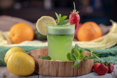 Kivili limonata, yeşil fesleğen, greyfurt şurubu ve buz, seçici odak.