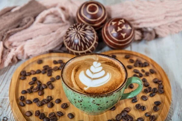 Una Taza Café Con Leche Caliente Arte Sobre Fondo Mesa — Foto de Stock