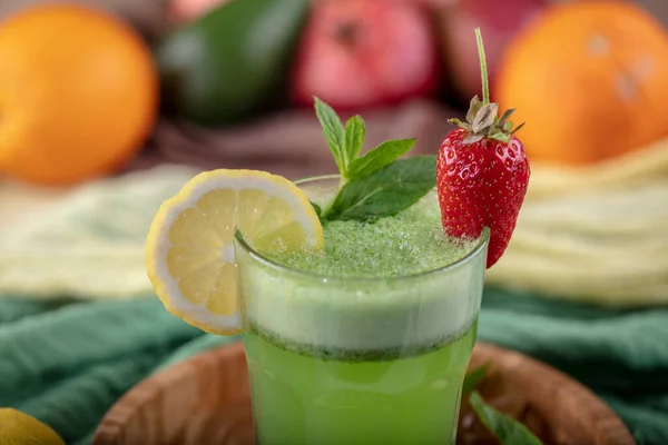 Limonata Con Kiwi Basilico Verde Sciroppo Pompelmo Ghiaccio Focus Selettivo — Foto Stock