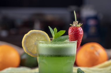 Kivili limonata, yeşil fesleğen, greyfurt şurubu ve buz, seçici odak.