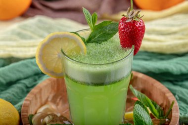 Kivili limonata, yeşil fesleğen, greyfurt şurubu ve buz, seçici odak.