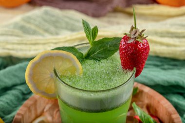 Kivili limonata, yeşil fesleğen, greyfurt şurubu ve buz, seçici odak.